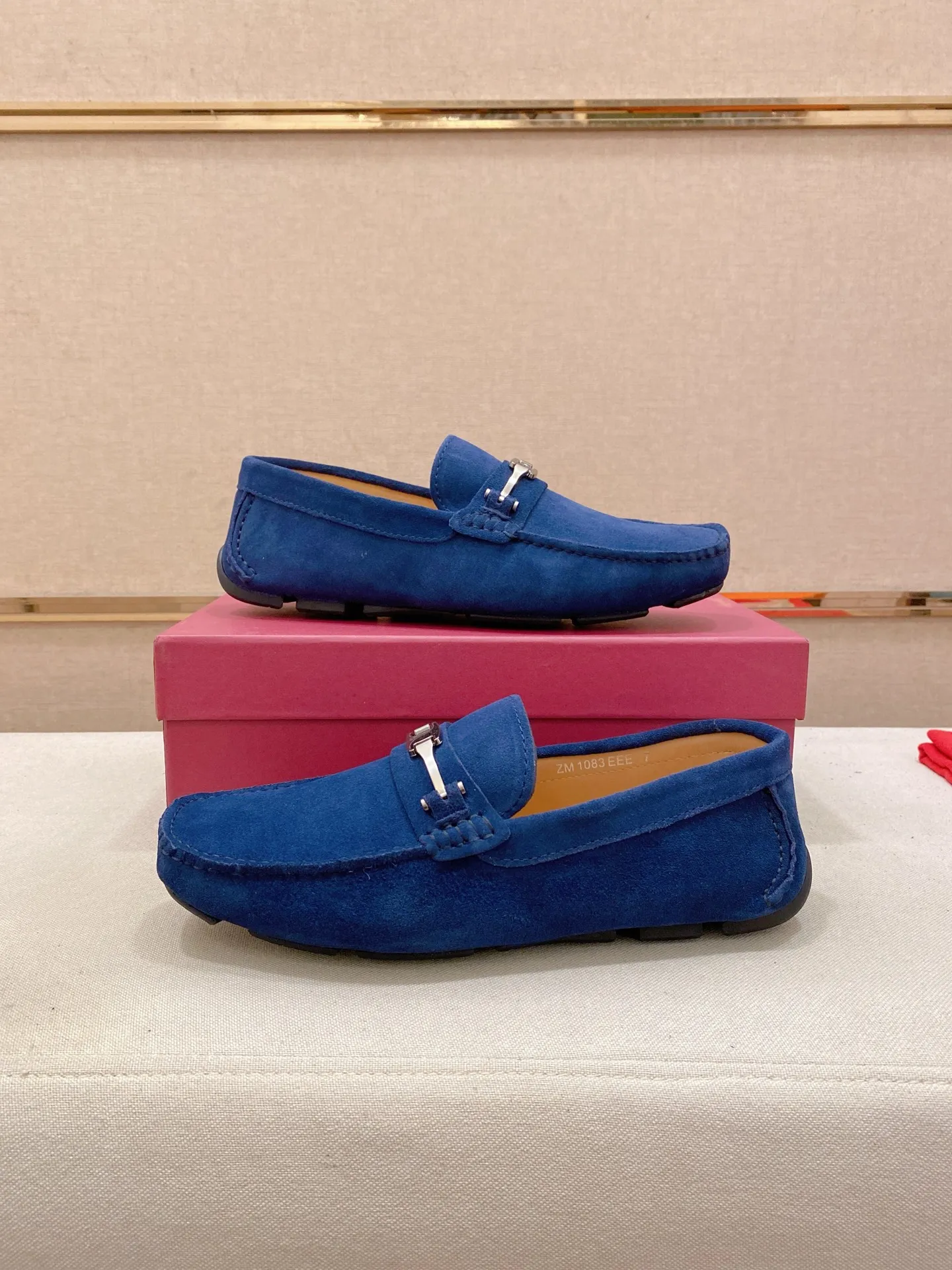 Factory price: 540💰High-end quality! Ferragamo🆕🆕Exclusive hot-selling products in stock🔥🔥New products on the shelves, high-quality Ferragamo men's pea shoes, high-end casual driving shoes, with complete packaging! 💪 💪 Material: imported suede cowhide 🐂 + imported high-quality water-dyed cowhide lining + wear-resistant outsole 👍🏻👍🏻 Features: high-end and comfortable, purely handmade 🚀 🚀 Create the perfect shoe that suits you best 🔥 🔥 Size: (38-44) 45 standard size can be customized!